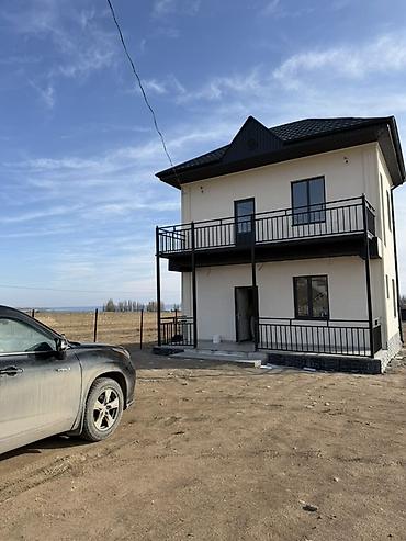 алтын казык ж м: Двухэтажный дом с балконам и террасой в с. Сары-Ой. До пляжа примерно — 1