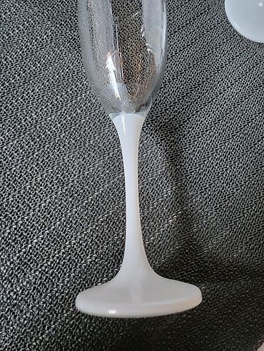 Čaše: Case,nove,vintaz za vino. Case za vino,sve na njima odsjaj od svetla — 10