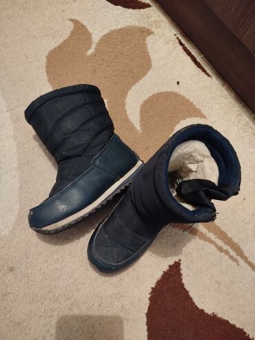 обувь подростковая для мальчиков: Дутики 27-28 размер 600 сом резиновые сапоги, подошва светится 26-27