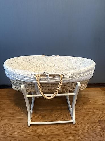 sepet: Təbii lifdən hörülmüş körpə beşiyi (Moses basket) və ağ rəngli taxta — 1