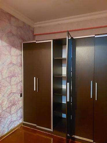 tibbi dolab: Mebel: 5 qapılı paltar dolabı, ortada tam boy güzgülü bölmə. Rəng — 4