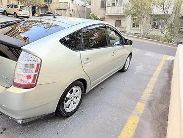 Nəqliyyat: Toyota Prius (II nəsil) hibrid liftbek Xüsusiyyətlər: - Hibrid — 2