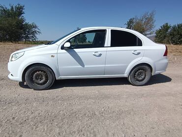 аренда авто с последующим выкупом в бишкеке: Белый компактный седан (4 двери), правдоподобно класса B/C