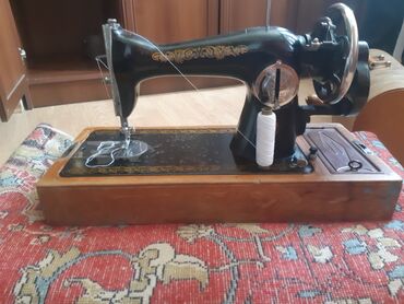 Tikiş maşını qədimi. normal işləyir. 300