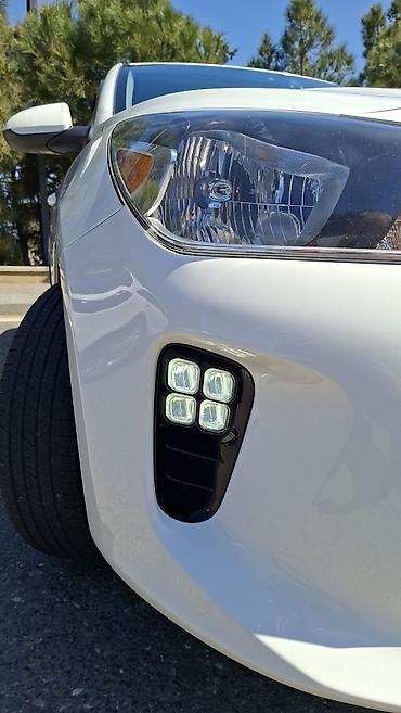 rio kia: Kia Rio sedan – ağ rəng, Azərbaycan nömrə nişanı ilə. Şəhər və uzun — 2