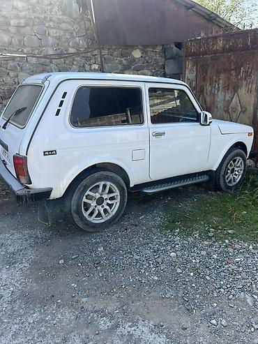 reduktor 1:3: Ağ rəngli LADA Niva 4x4 təqdim olunur. Klassik və tanınan kuzov — 9
