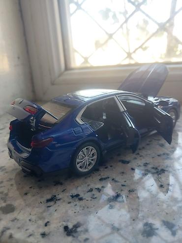 oyuncaq bmw: Mavi rəngli BMW 760 model avtomobil maketi. Real avtomobil dizaynına — 5