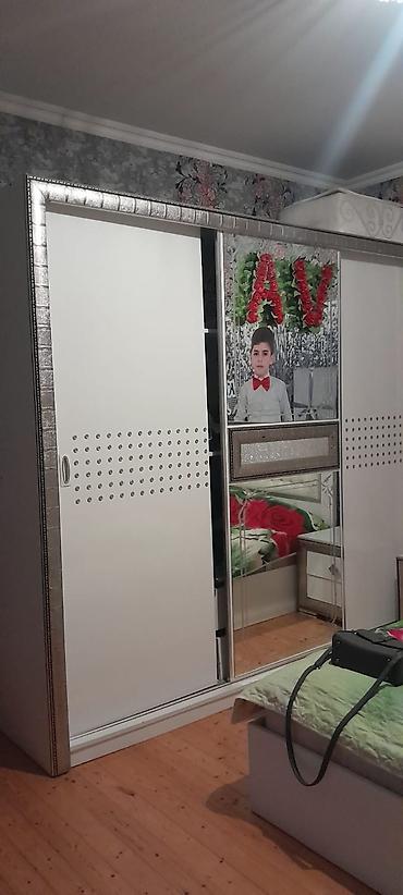 wkaf: Ağ rəngli sürgülü qapılı paltar dolabı - 3 bölməli konstruksiya: iki — 3