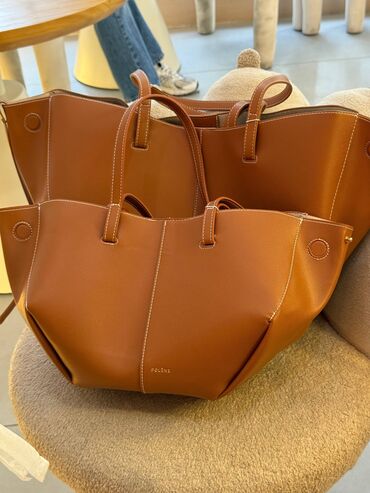 сумка miu miu: Стильная кожаная сумка Polène тёплого карамельного цвета