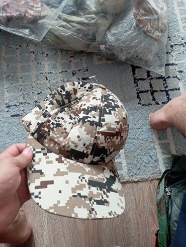 Головные уборы: Новая камуфляжная кепка, очень удобная и привлекательная. Могут