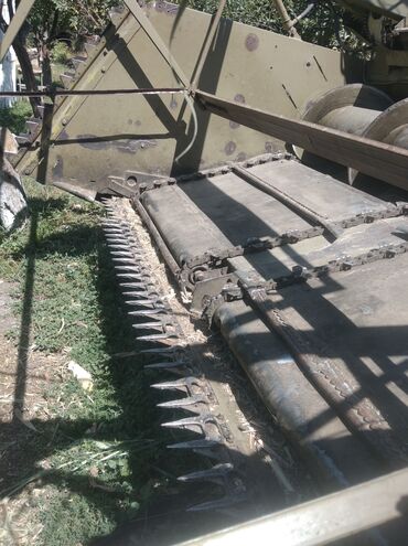 Зерновые жатки: Продается силосный Камбайын собой имеется две жатки .один силосный — 7