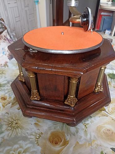 gramofon: Antik üslublu qrammofon - Korpus: çoxbucaqlı formaya malik massiv — 6