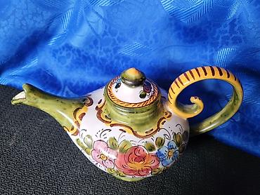 da li neko otkupljuje heklane stvari: Cajnik Deruta majolika oblik Aladinove lampe Italija iz 70ih godina — 7
