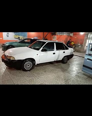Daewoo: Daewoo Nexia sedan - Kuzov: 4 qapılı sedan, ağ rəng, qara bamper və — 6