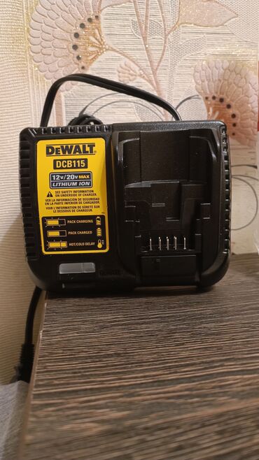 зарядное устройство для шуруповерта: Dewalt dcb115 4х амперное зарядное устройство.Зарядка новая