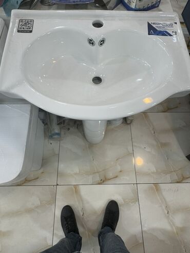Truba: Ayaq üstə quraşdırılan ağ rəngli keramika lavabo, hamam otaqları üçün