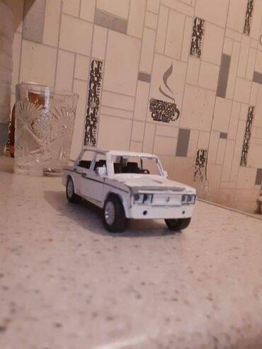 Markalar: Ağ rəngli miniatür model avtomobil – sedan tipli klassik dizayn