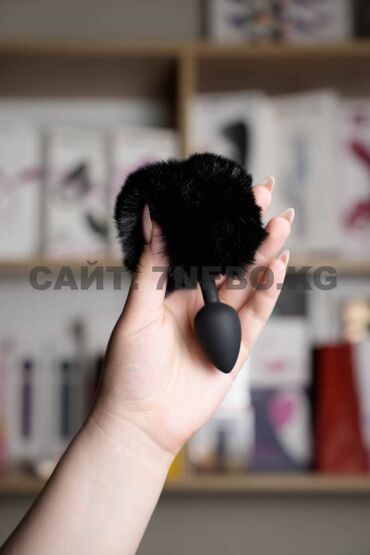 китайские товары: Анальная черная силиконовая пробка с черным хвостиком Эта игрушка —