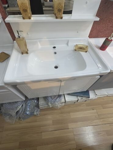 Moydadırlar: Ağ rəngli, keramika materialından hazırlanmış hamam otağı üçün nəzərdə
