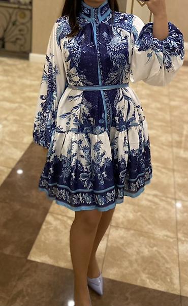 cap isləri: Mavi-ağ rəng palitrasında, etnik-floral printli dizüstü don. - Model — 3