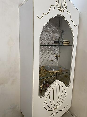 ağ qorka: Şüşəli vitrin dolabı - Rəng: ağ, qızılı dekor elementləri ilə - — 2