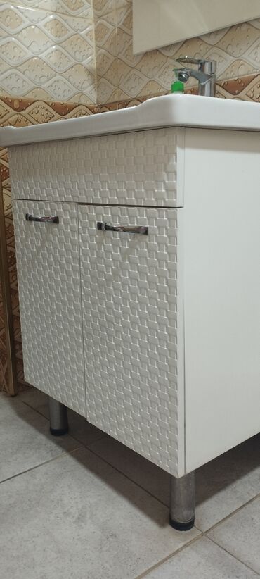 Ağ rəngli, yığcam hamam dolabı, inteqrasiya olunmuş çanaq və uyğun