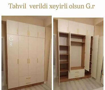Ağ-bej rəng tonlarında, qapalı qarderob dolabı. Üç əsas bölmə və