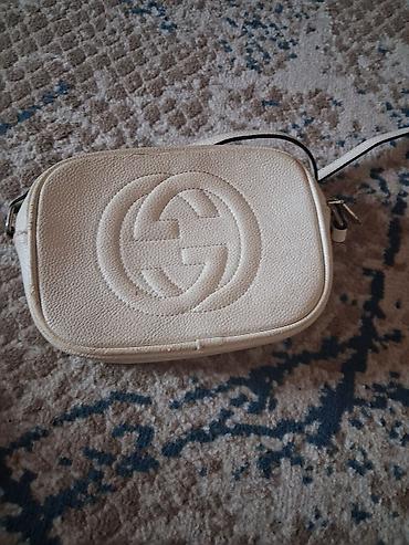 hermes paris canta: Ağ rəngdə qadın çiyin çantası, ön hissəsində qabarıq "GG" loqosu ilə — 1