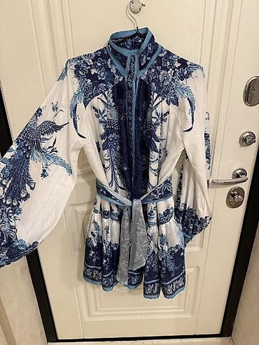 Mavi-ağ rəng palitrasında, etnik-floral printli dizüstü don. - Model