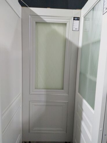 Otaq qapıları: Ağ rəngdə, şüşəli daxili qapı. Qapının şüşəsində dekorativ naxışlar — 4