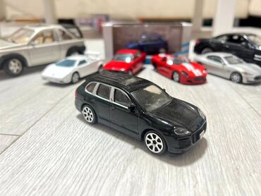 mekane kocke za bebe: Burago Porsche Cayenne turbo 1:43 Na stanju 20ak autica, pogledajte