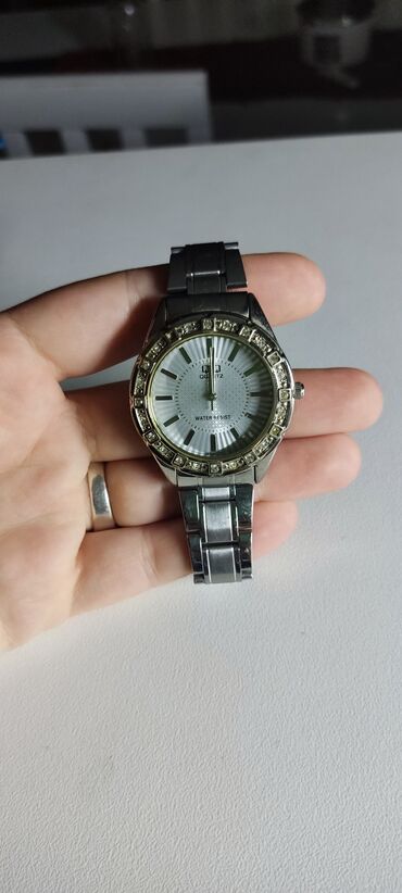 omikron sat: Classic watch, Q&Q, Female