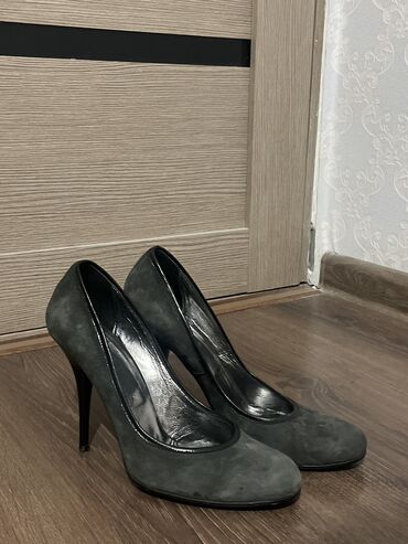 золотая цепь женская: Каблуки лодочки б/у 37.5 размер Удобные, в хорошем состоянии. 11см