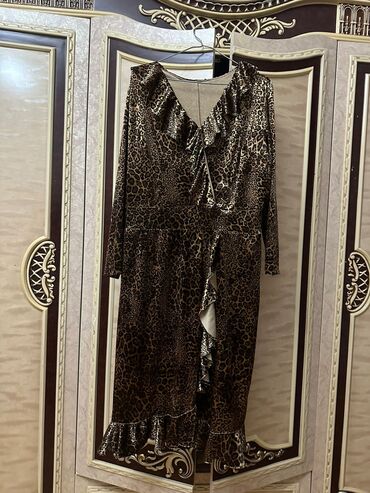 Dəstlər, kostyumlar: Qadın geyimləri – 3 ədəd paltar dəsti 1) Tünd bordó məxməri paltar - — 9