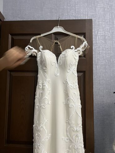 Toy paltarları: Ağ rəngli zərif gəlinlik - Model: baldırdan enən düz/yarı-fleyta — 4