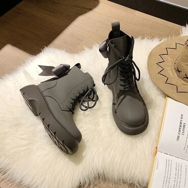 женский ботинка: Женские ботинки со шнуровкой Dr. Martens, серые/зеленые ботинки