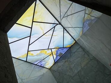 metbex aboylari 2023: LED işıqlı vitraj tavan paneli - Dizayn: Qara alüminium profillərlə