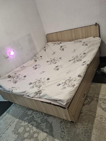 двух спальныи крават: Двуспальная кровать с подголовником и выкатными ящиками для хранения — 3