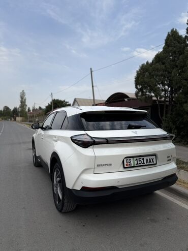 Другие автомобили: Электромобиль-кроссовер (компактный SUV), белый цвет кузова. Основные — 6