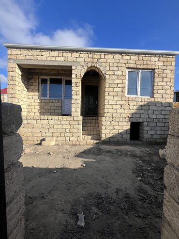 qobuda satilan heyet evleri: 3 otaqlı, 90 kv. m, Orta təmir