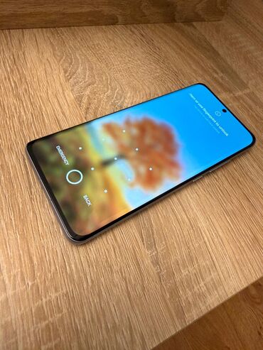 Infinix: Smartfon – model 2201123G - Ekran: kənarları nazik, ön kameraya dair