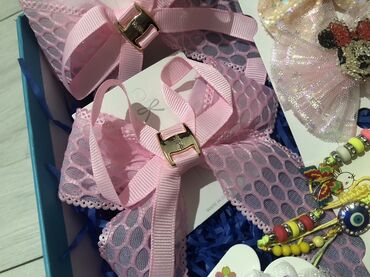 Saç aksesuarları: Uşaqlar üçün nəzərdə tutulmuş müxtəlif saç aksesuarları dəsti. Dəstə — 4