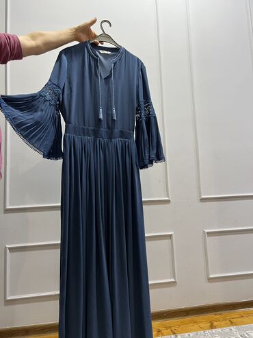 Вечерние платья: Продаётся платьеочень приятная ткань 🤍 качество 👌🏻 размер M цена