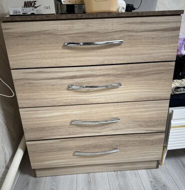 тумба с тремя ящиками: Комод с 4 выдвижными ящиками. Практичное и вместительное решение для