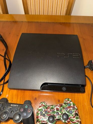 Sony PlayStation 3 oyun konsolu, dörd ədəd nəzarətçi ilə birlikdə