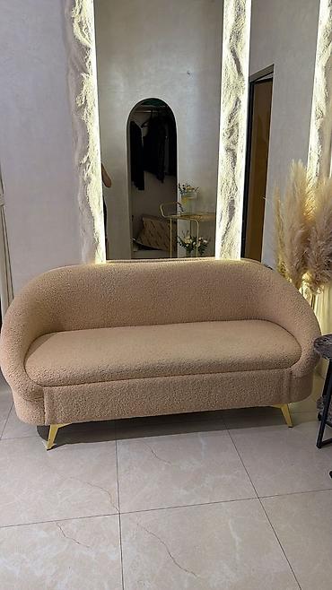 sofa: Диван в современном стиле с мягкими скруглёнными формами. Обивка — — 1