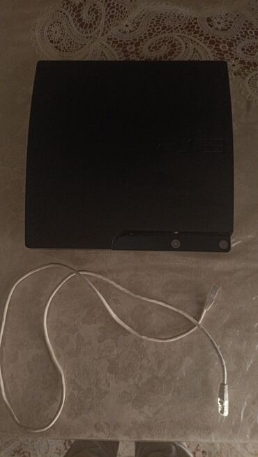 işlenmiş mikrovalnovka: Qara rəngdə PlayStation 3 super slim modelidir.Bu model PlayStation 3
