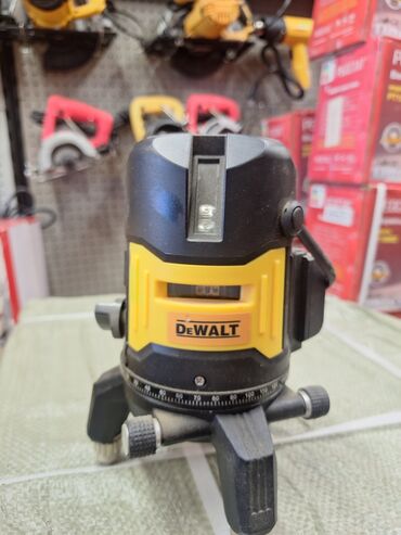 лазерный дальномер: Лазерный нивелир DeWalt в черно-желтом корпусе предназначен для точной