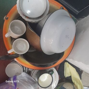 посуда для кухни: Набор разнообразной кухонной утвари, включающий эмалированный таз