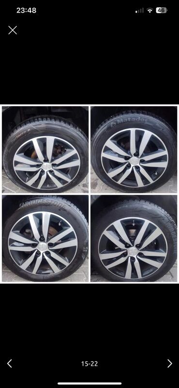 Peugeot: Crni Peugeot 308, kompaktan automobil pogodan za gradsku vožnju i duža — 14